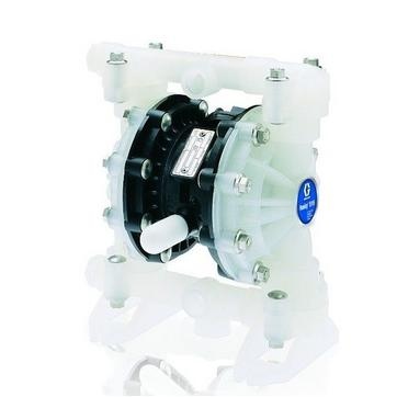 1+Стандартный насос Husky 515 из полипропилена, резьба NPT 1/2 дюйма, центральная секция из полипропилена, седла из нерж. стали, шары из нерж. Стали и мембрана из сантопрена Graco D52336